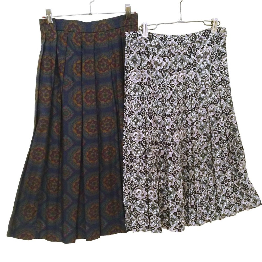 Lot of 2 Vintage Pleated Skirts M(8) Lands End SK&Co Medallions Navy Black White